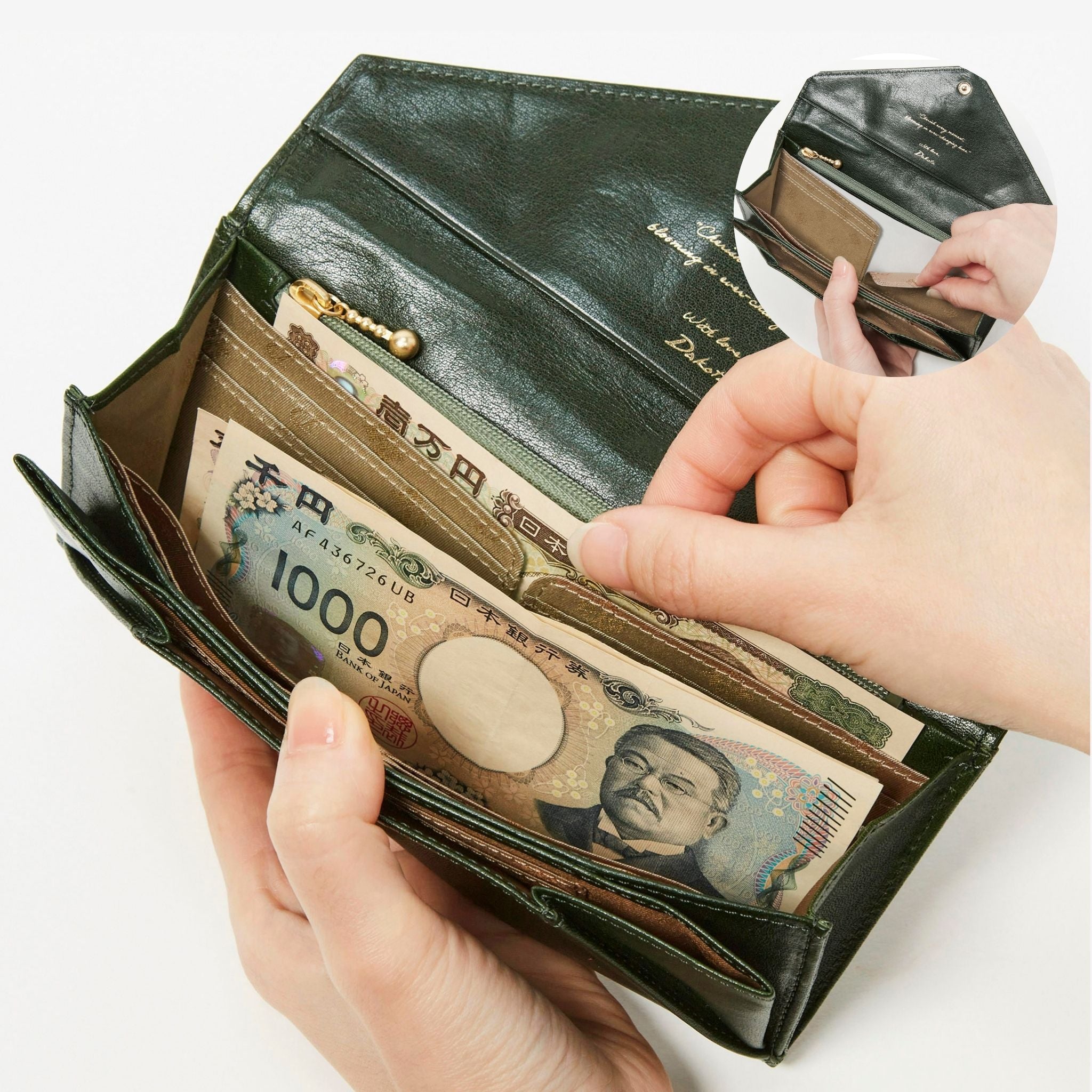 カード段はめくれるようになっており、お札を分けて収納できます。