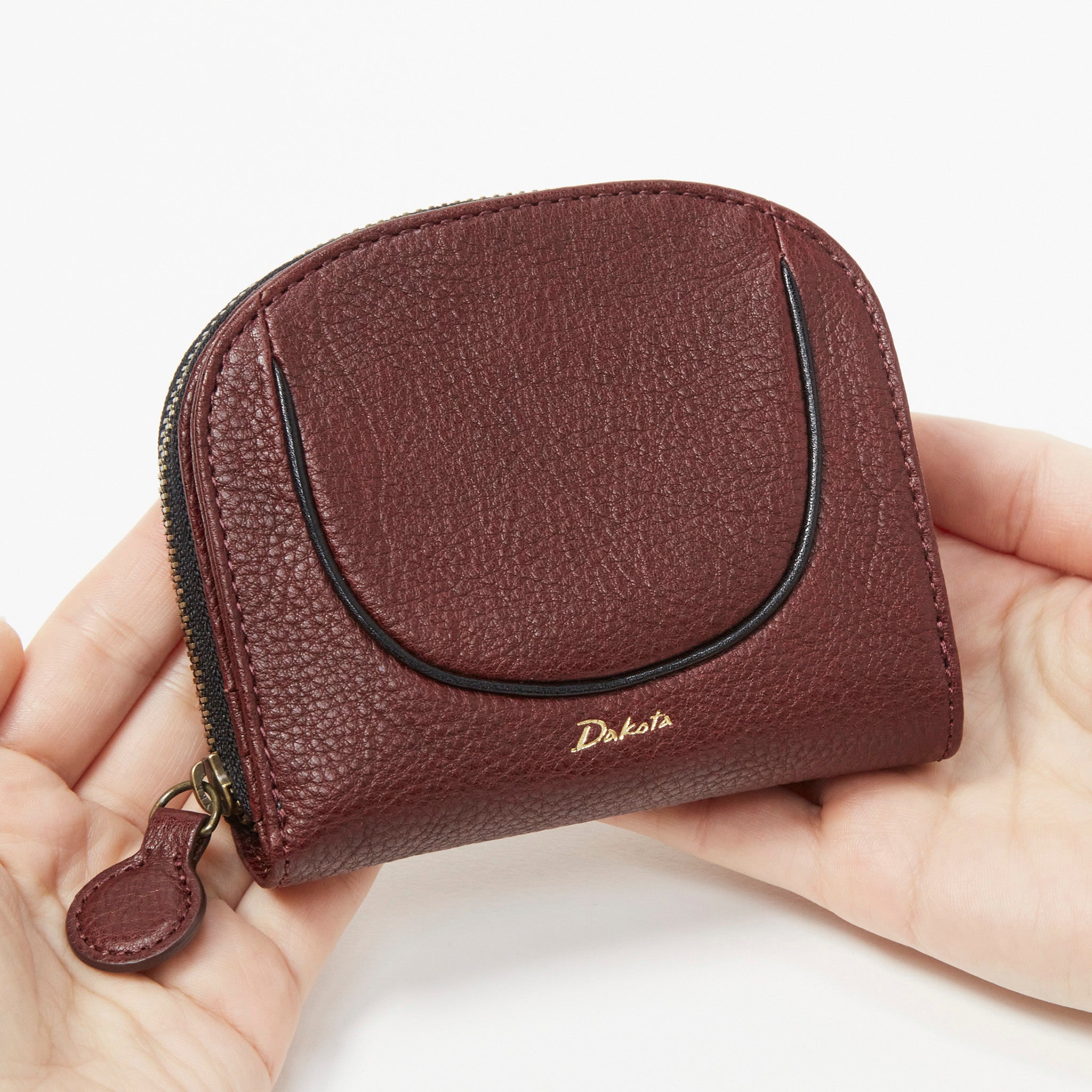 丸みがあるフォルムが可愛いラウンド型の二つ折り財布です。