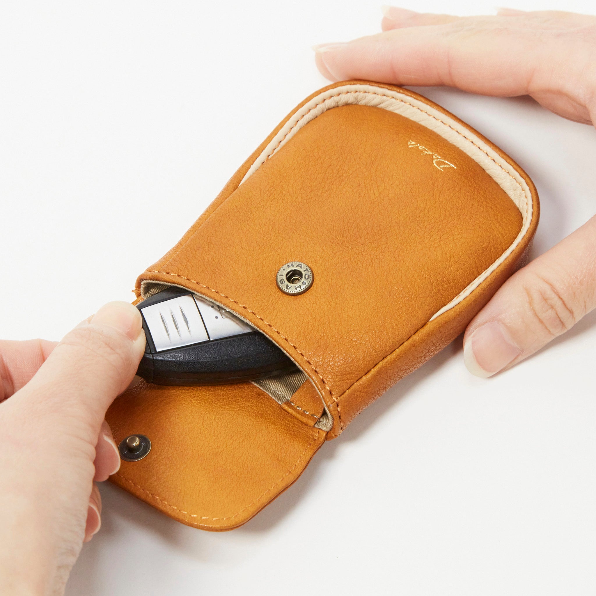 スマートキーやイヤホンなどの小物を収納することができます。