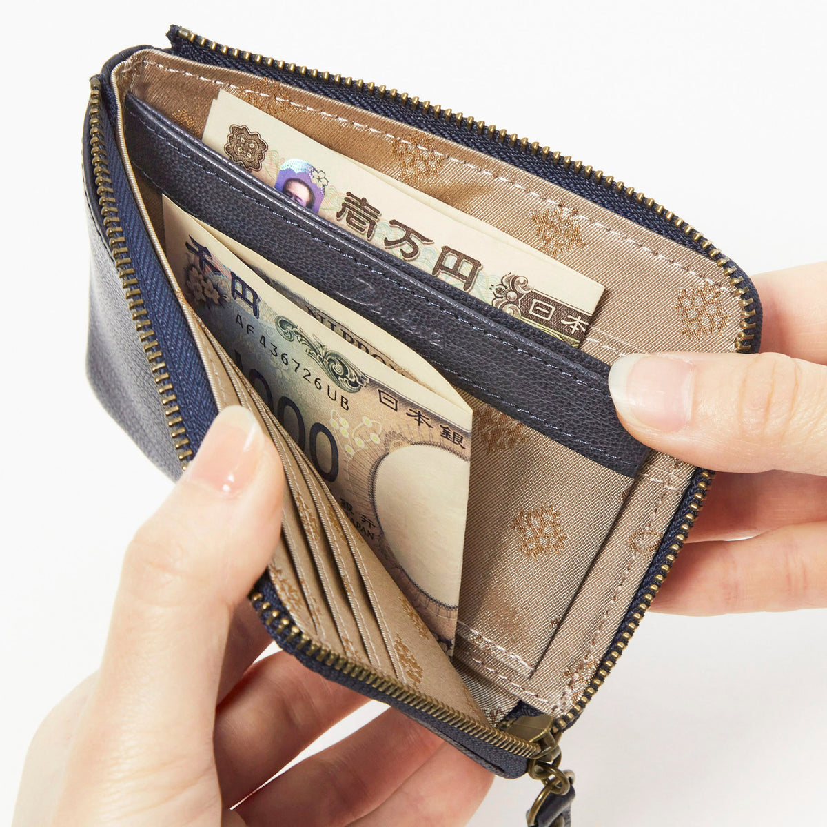 小銭入れを挟んで両側に、お札を入れておくことができます。
