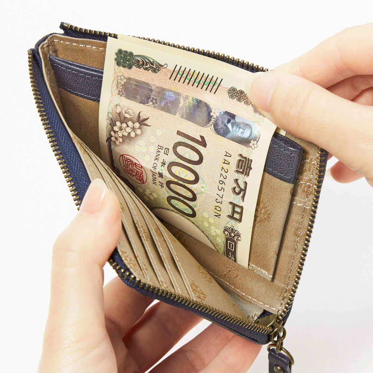 小銭入れは浅い作りで、U字にもお札を差し込めます。