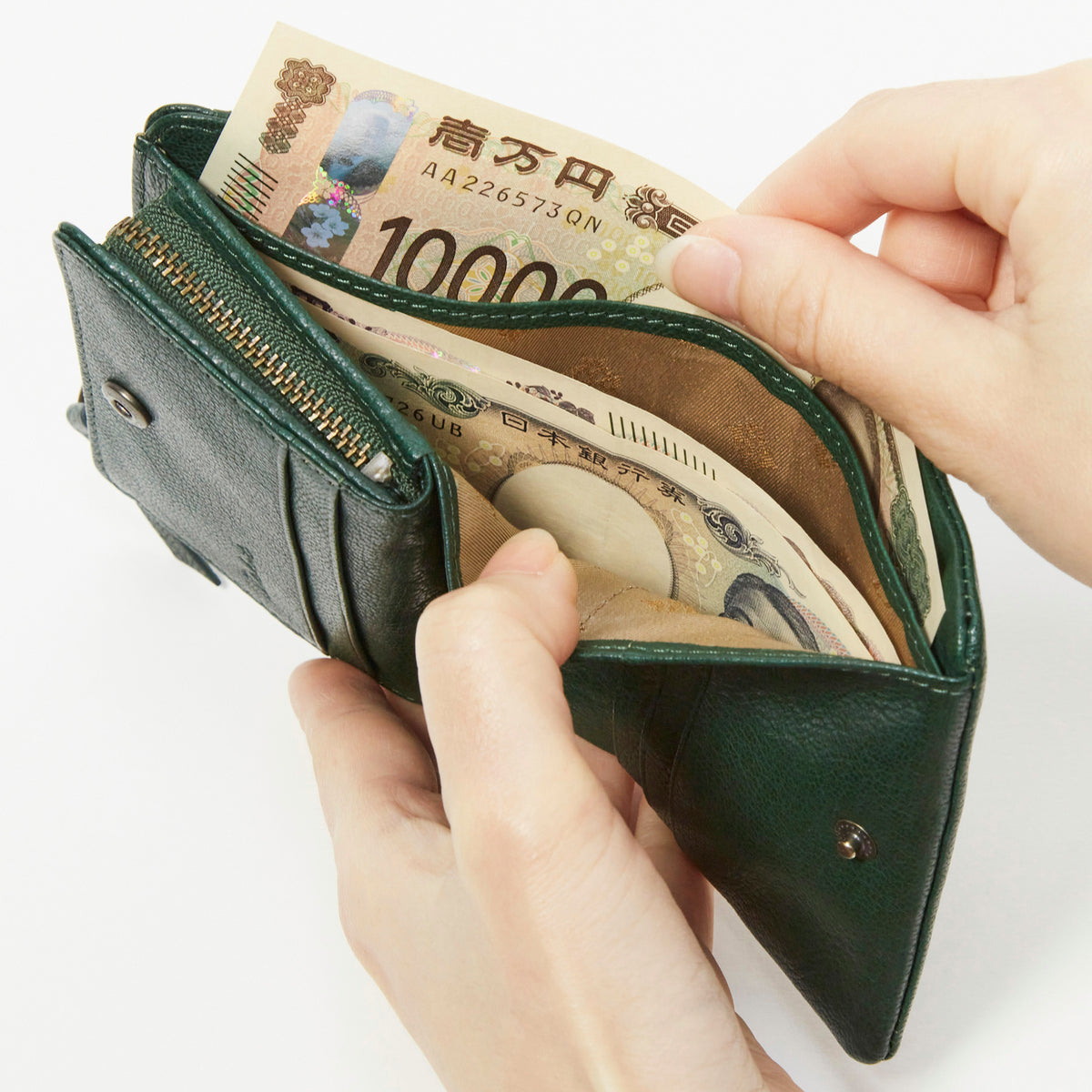 お札入れスペース仕切り付きで、お札やレシートの整理に便利です。