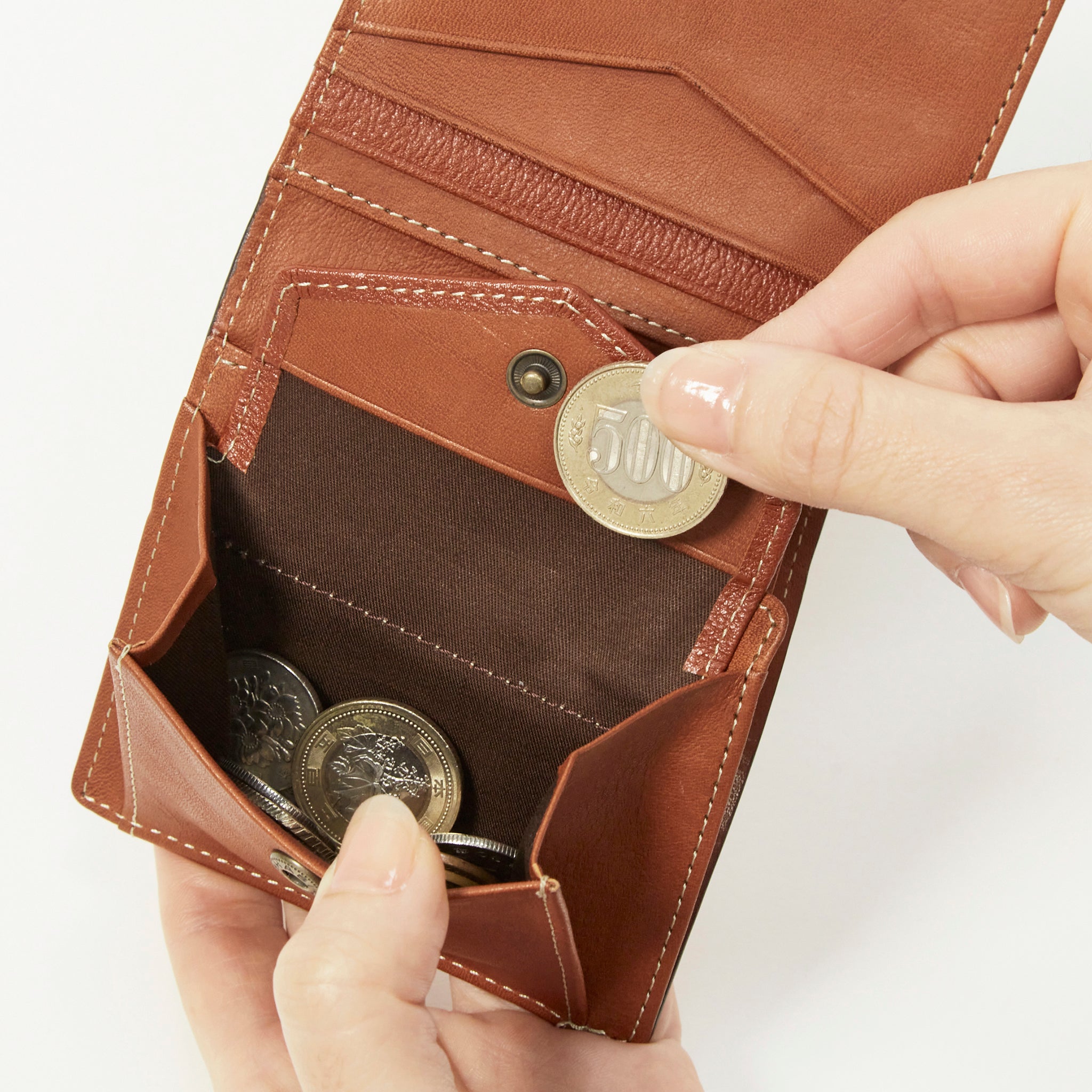 小銭入れはマチ付きで、硬貨を取り出しやすい仕様です。