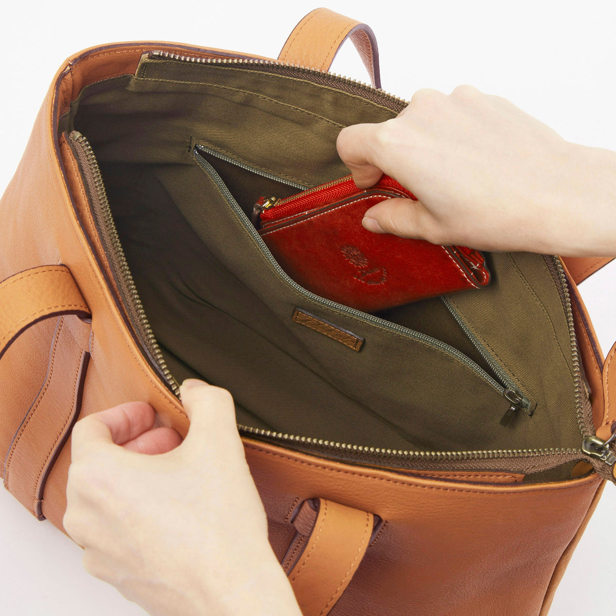 背面側にファスナーポケットがあるので、貴重品の管理も安心です。