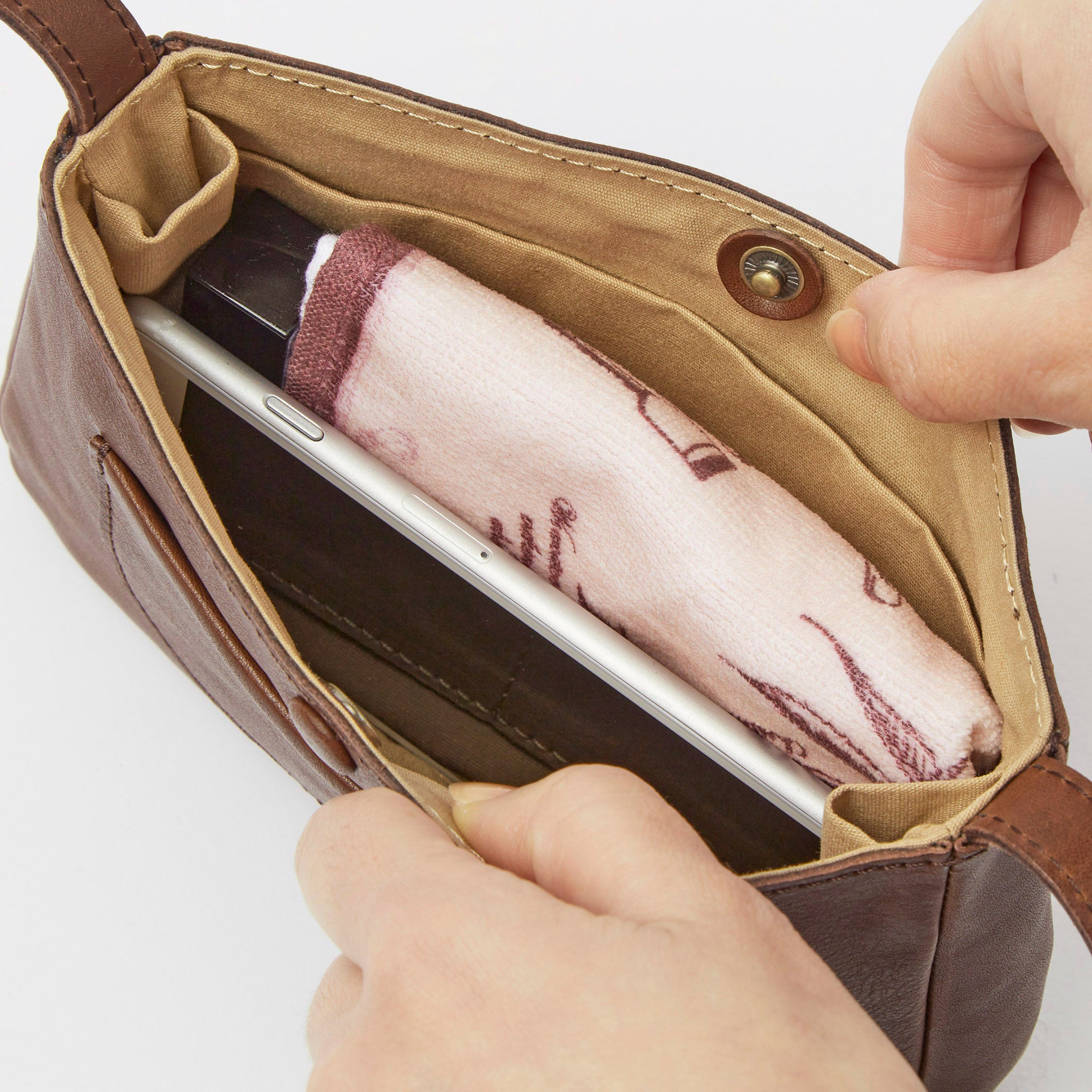 スマホやミニ財布などが入ります(内寸:約16cm(横)×約9cm(縦))