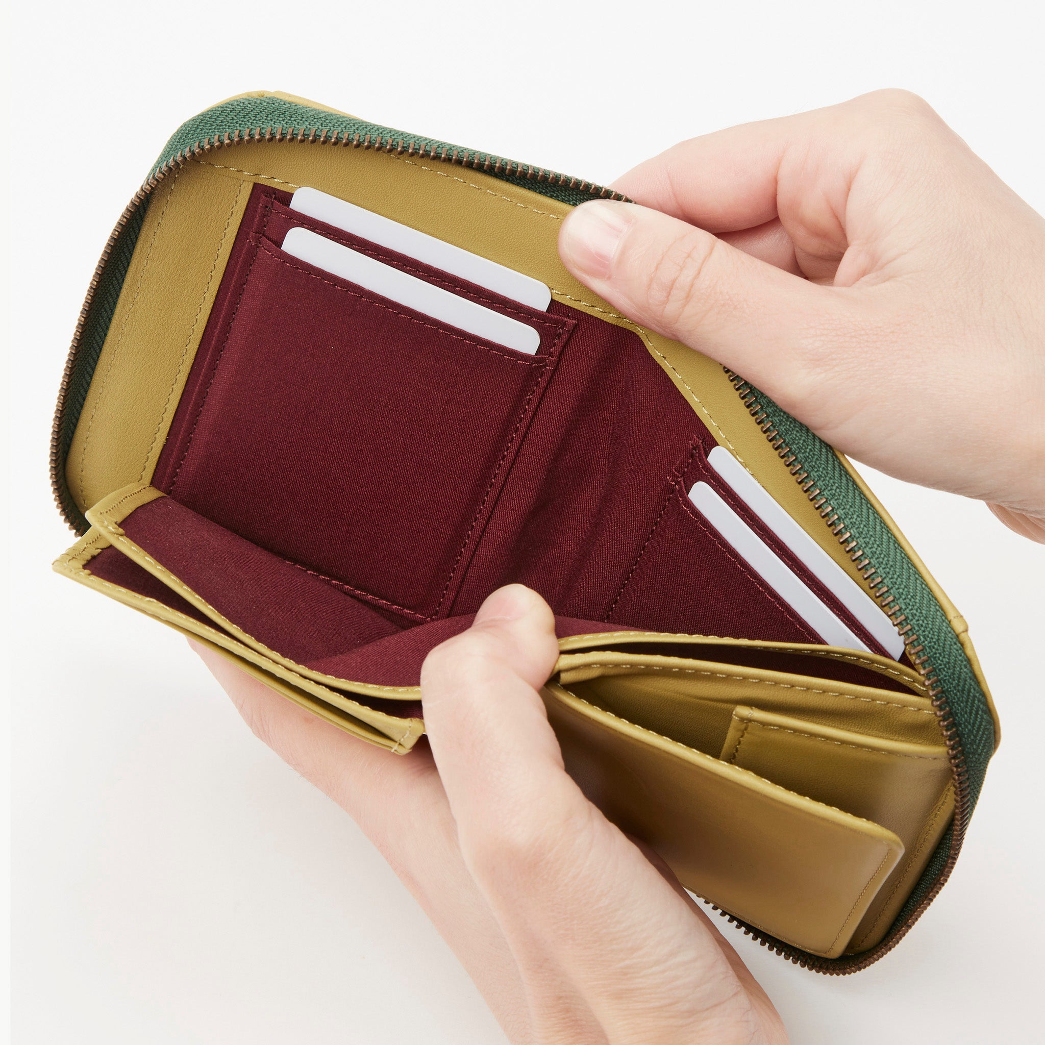 インビシブレ ラウンドファスナー二つ折り財布 5470570