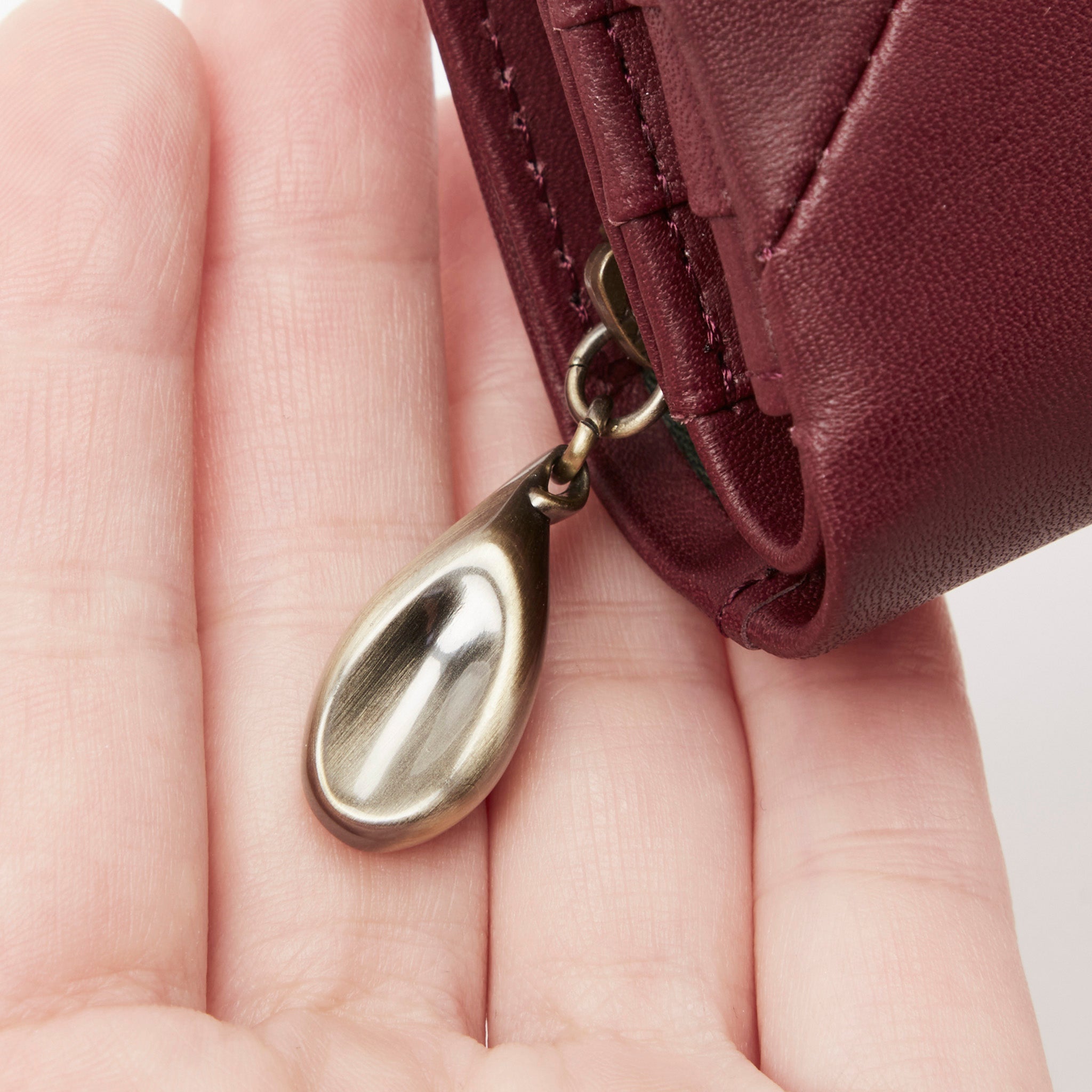 インビシブレ 二つ折り財布 5470571