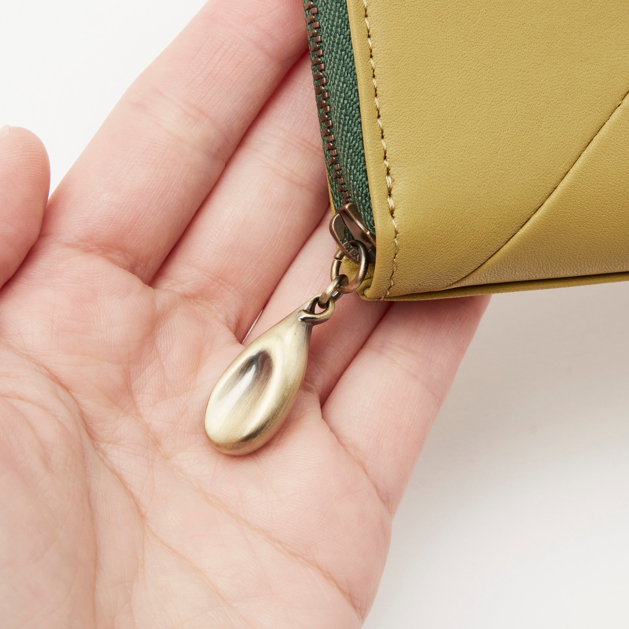 インビシブレ ラウンドファスナー長財布 5470573