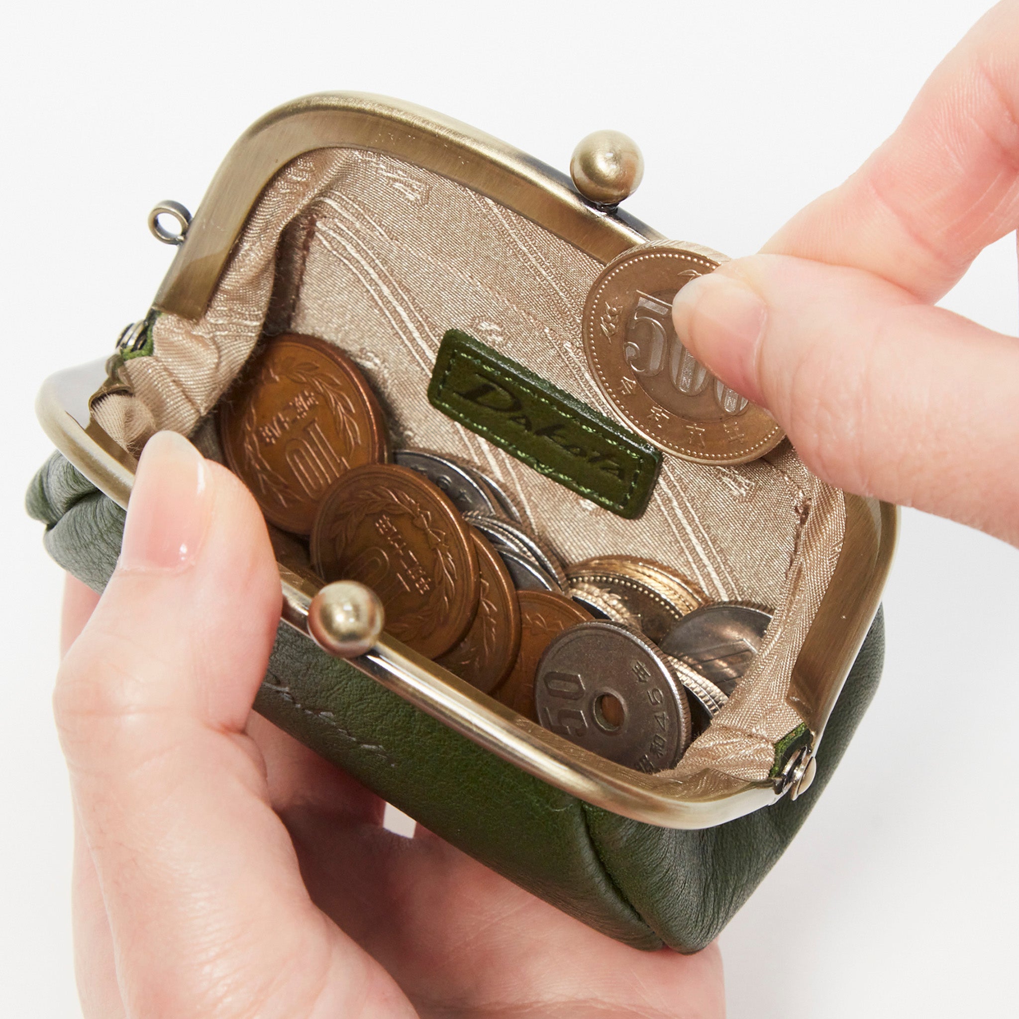 大きく開いて、硬貨が見やすく、取り出しやすくなっています