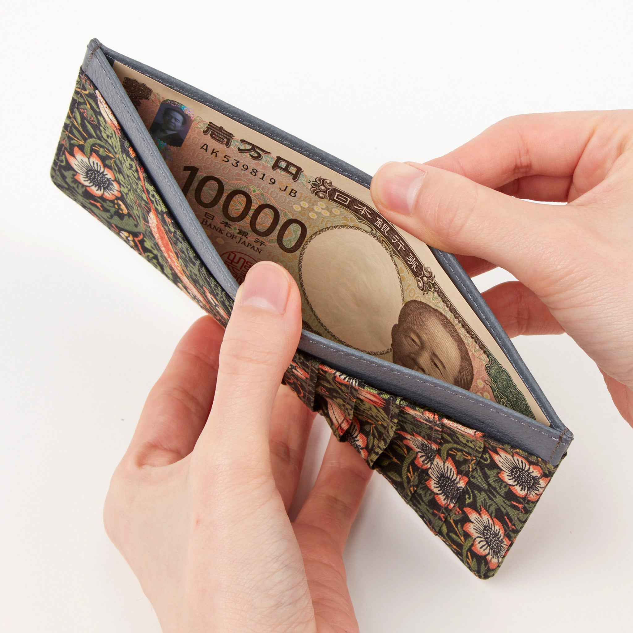 メインの収納スペースは、お札がぴったり入ります。