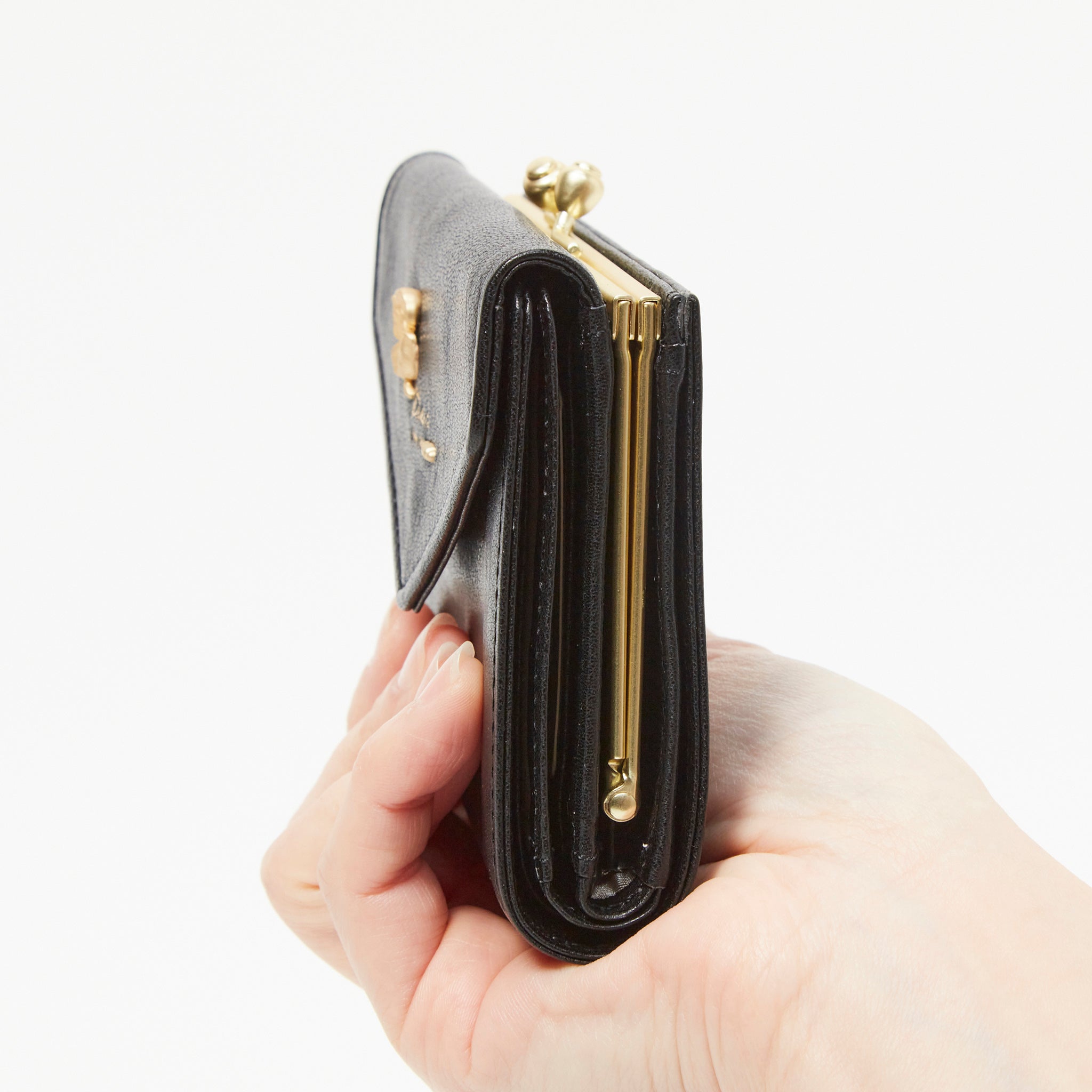 厚みを抑えたフォルム。金具はゴールドを合わせました。