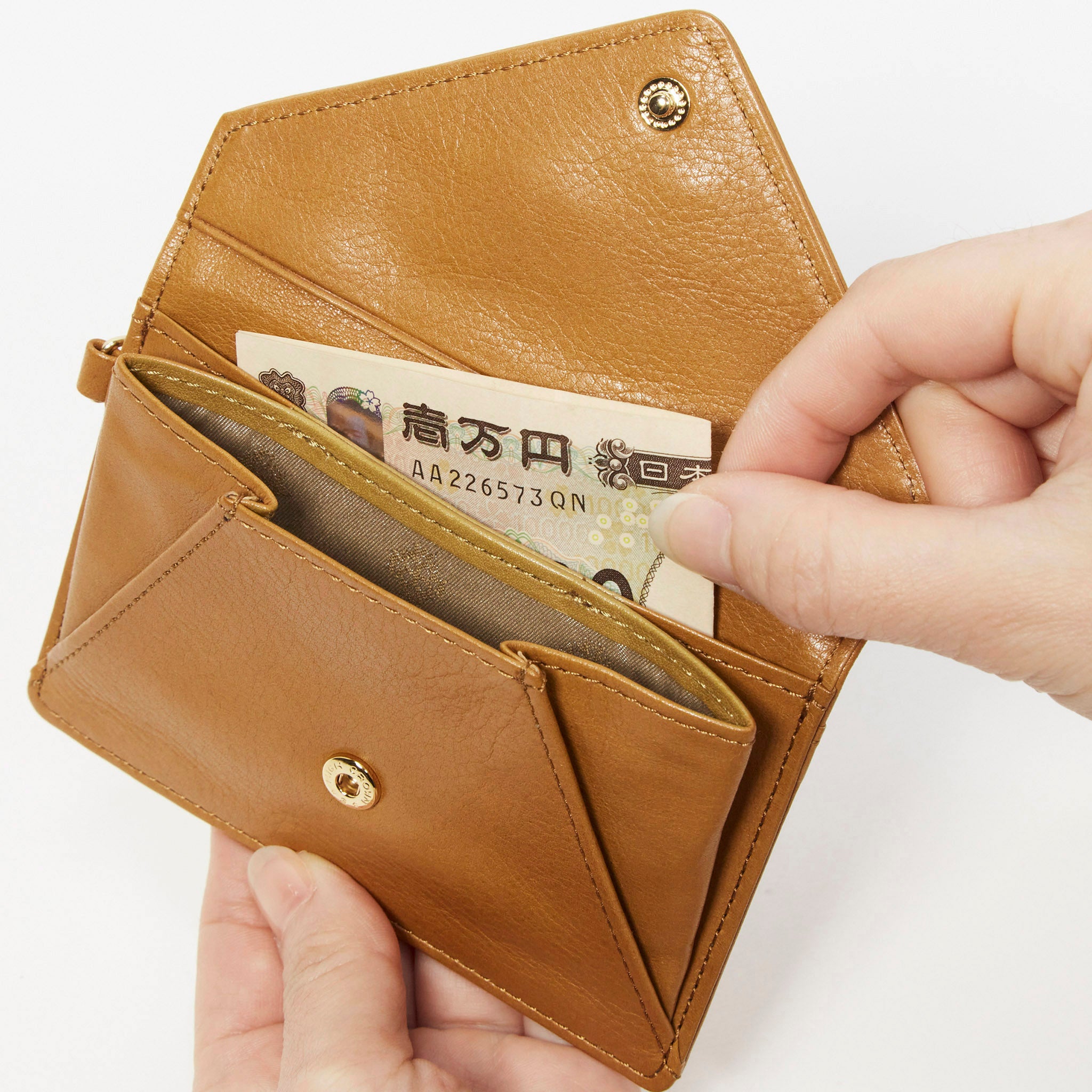 後ろ側に二つ折りのお札が入る、フリーポケットがあります。