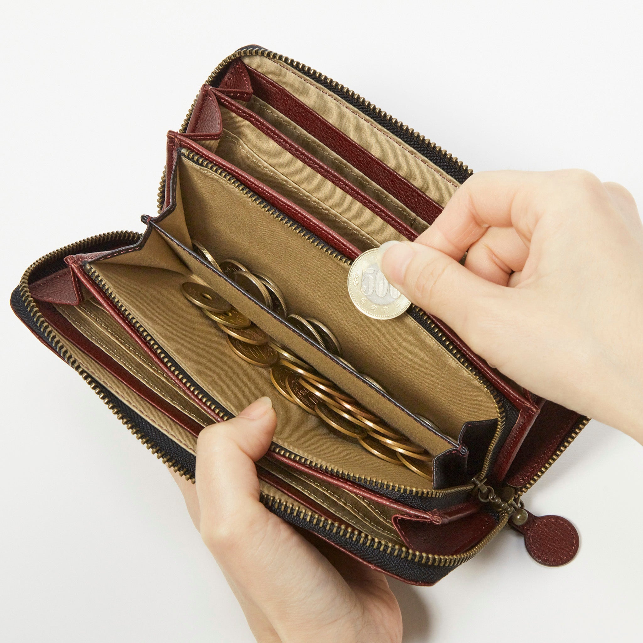 小銭入れは2つに仕切られており、整理がしやすい仕様です。