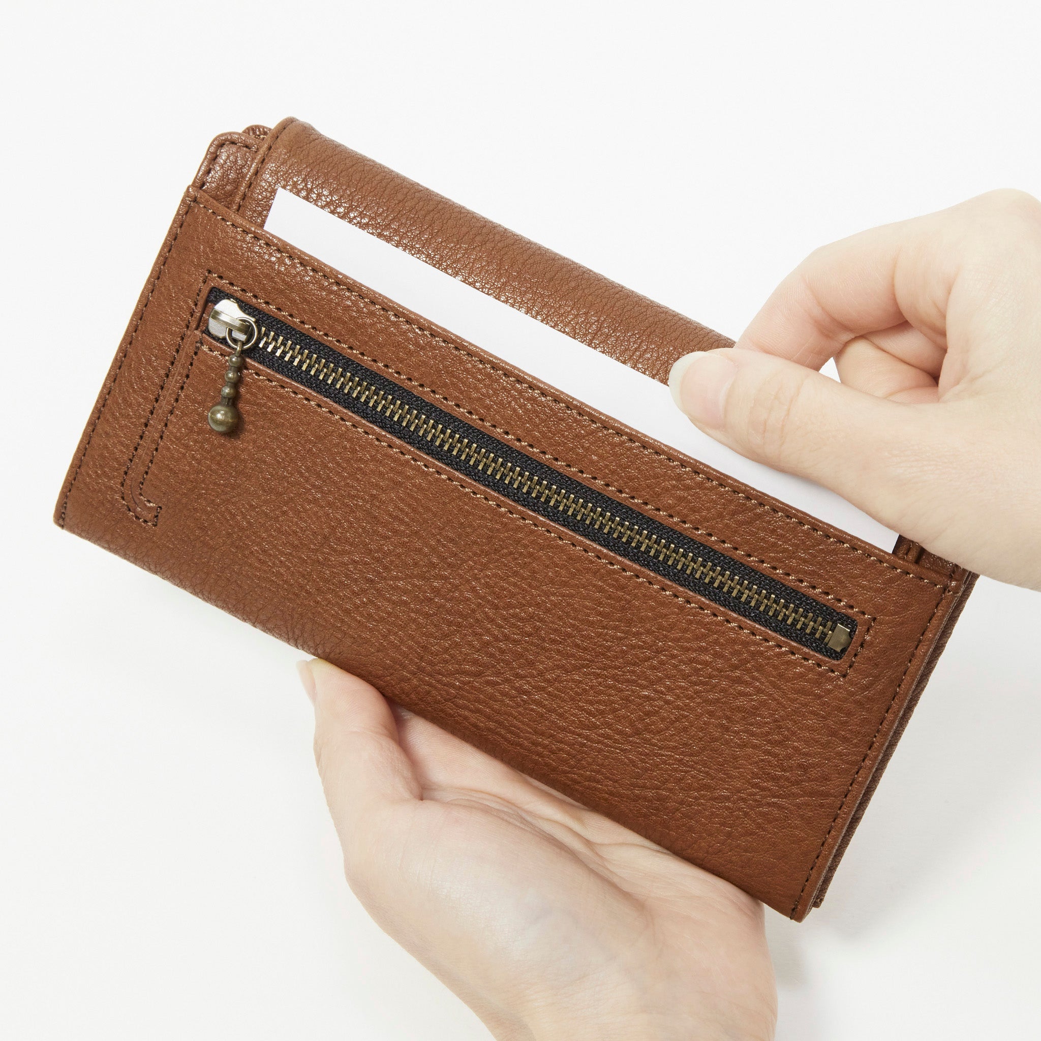 背面にはレシート等が入るオープンポケットがあります。