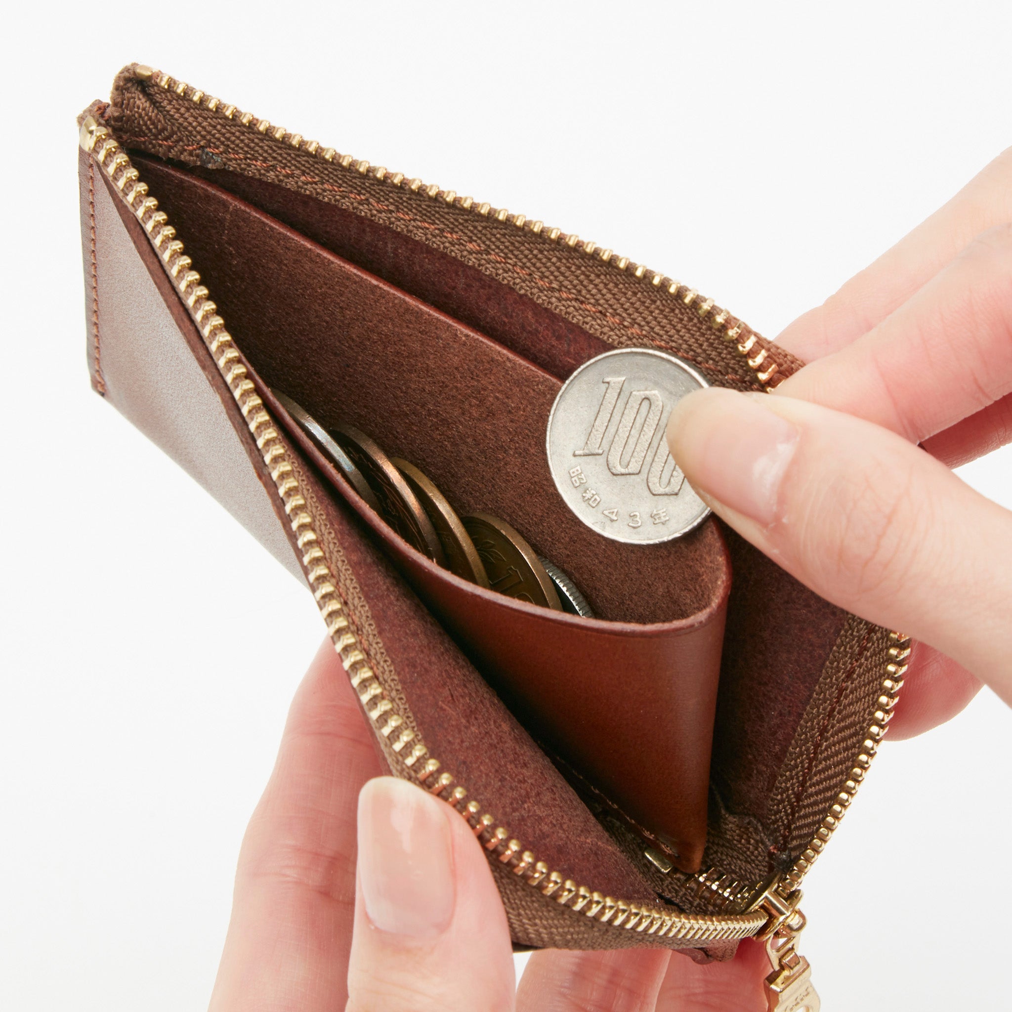ファスナーレス小銭入れで、硬貨の出し入れもしやすい仕様に