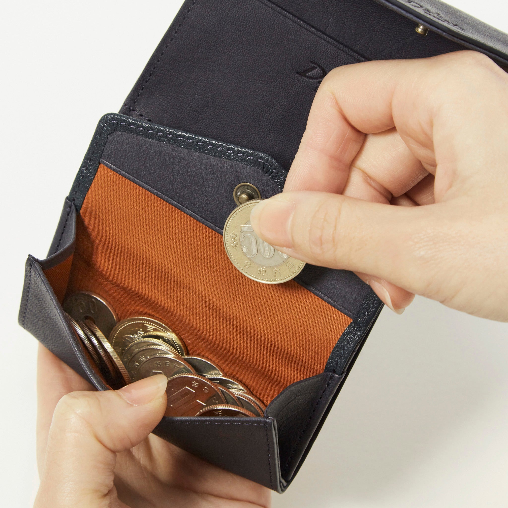 小銭入れはマチ付きで、硬貨を取り出しやすい仕様です。