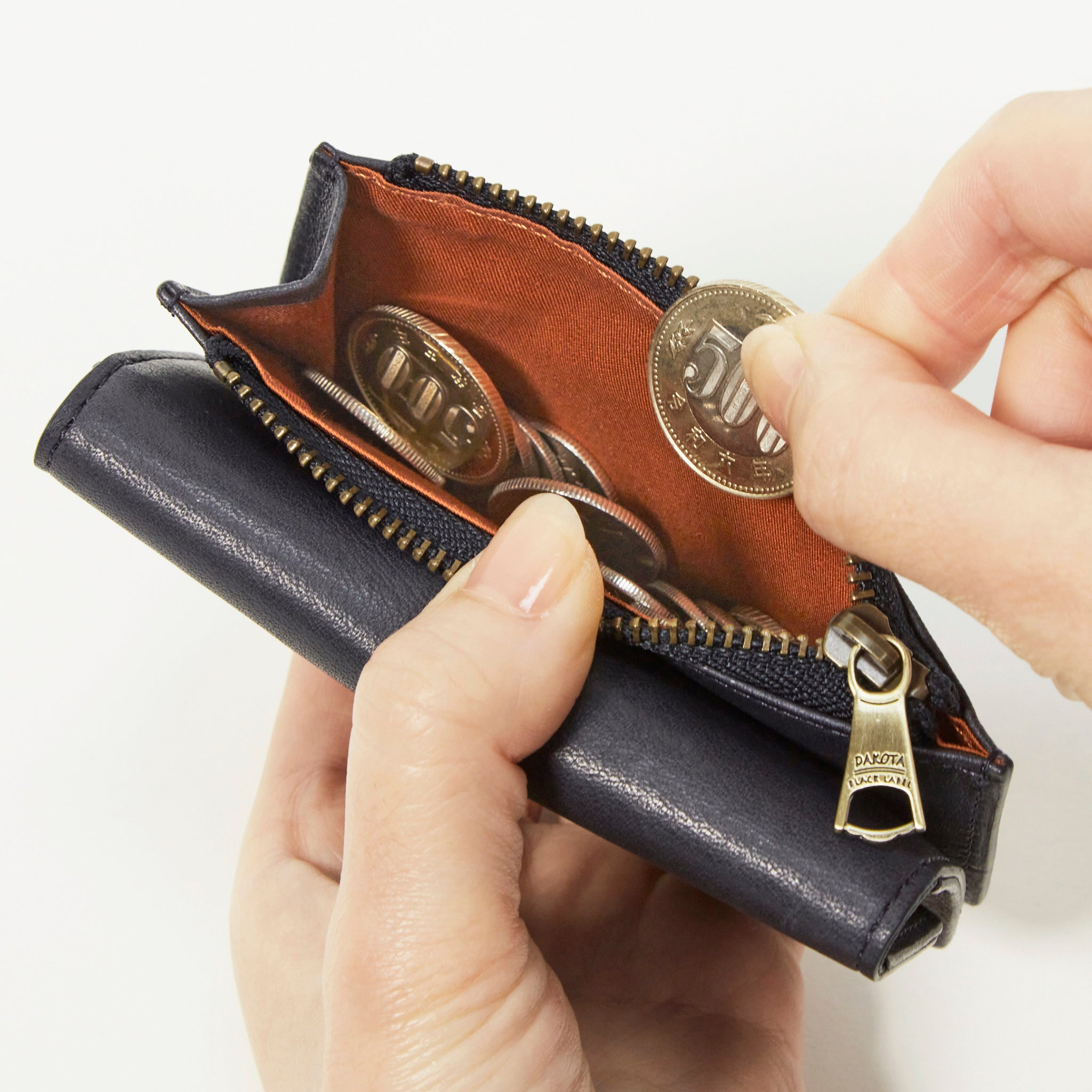 小銭入れは片マチ付きなので、硬貨の取り出しがスムーズです。