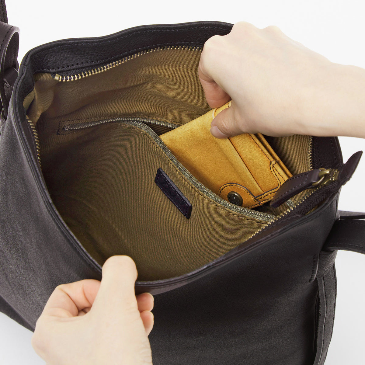 背面側には、ファスナーポケットが1つ。