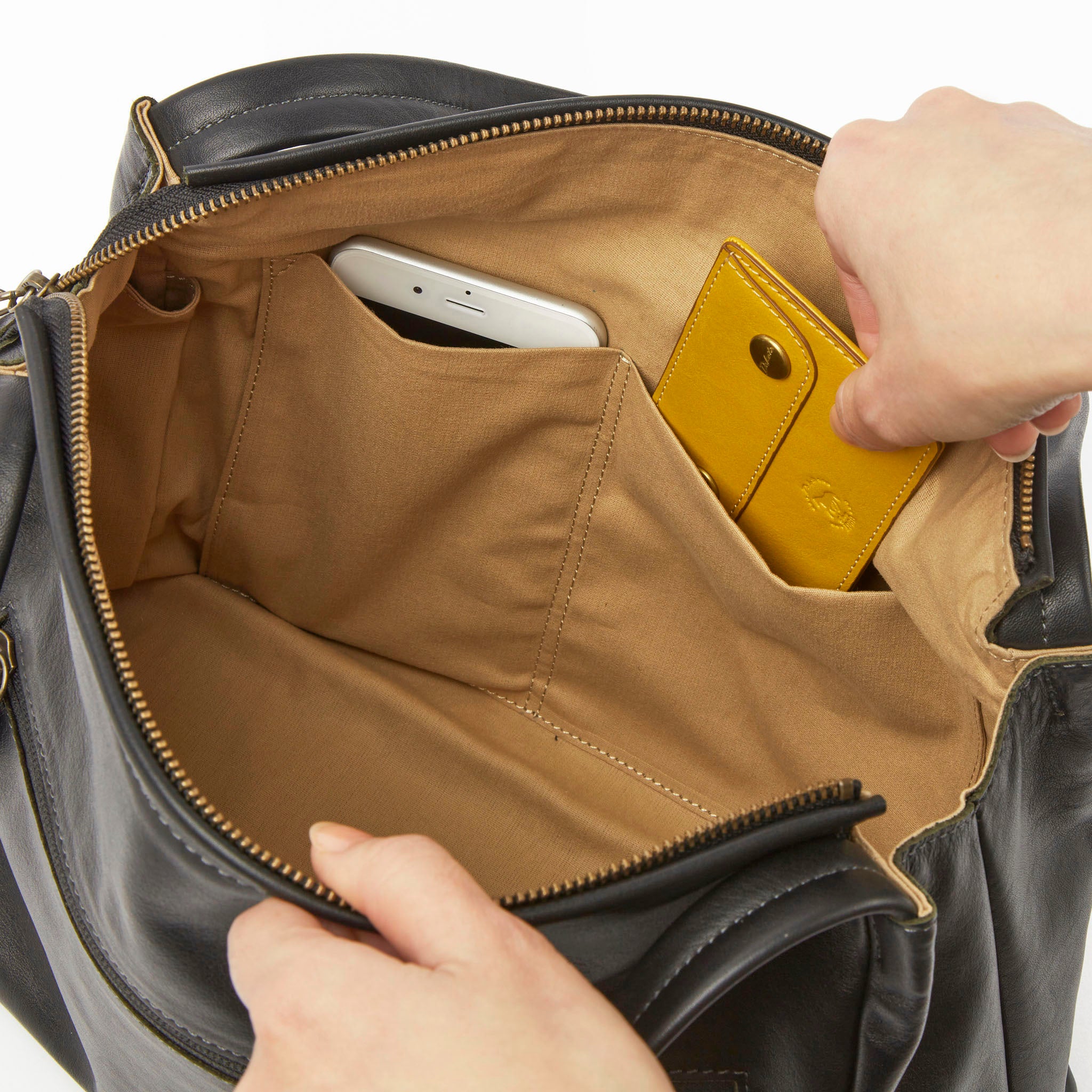 手前側には、スマホなどが収納できるオープンポケットが2つ。