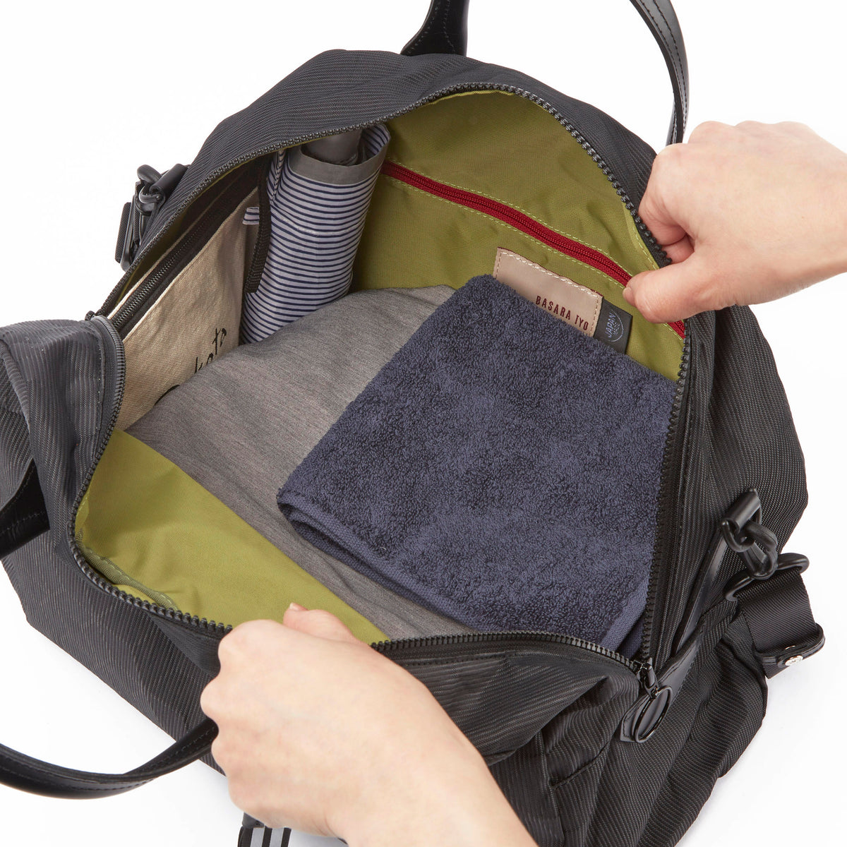 大きく開くファスナーと柔らかな生地で、荷物がたっぷり入ります
