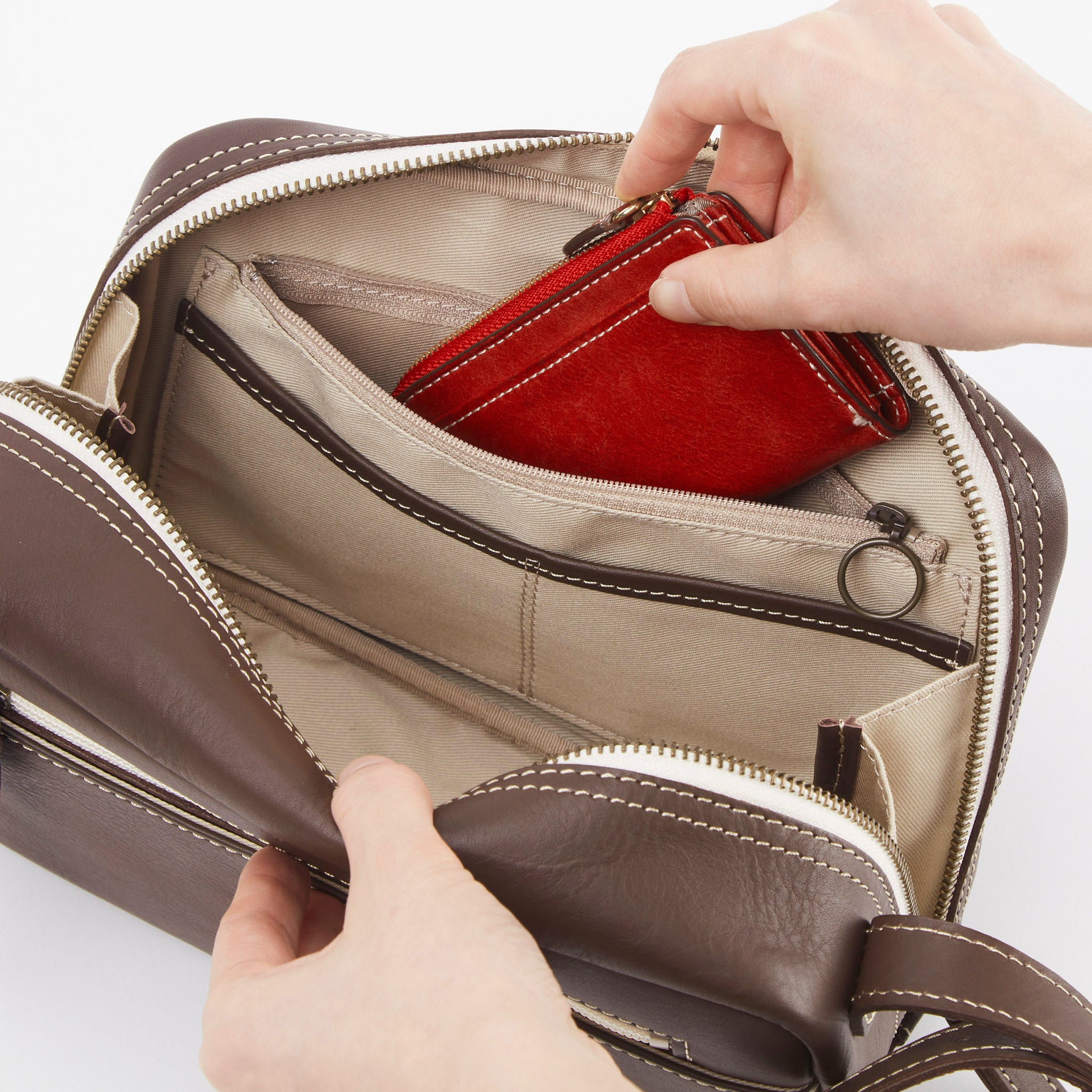 手前側には、貴重品など入れるのに便利なファスナーポケットが1つ