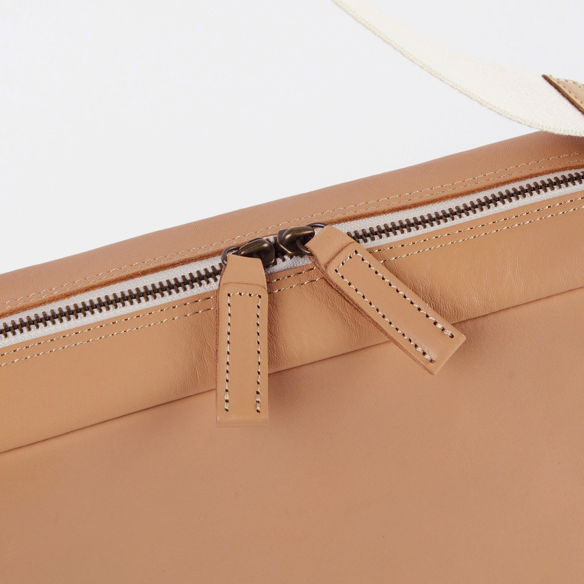 メインはダブルファスナーで、左右どちらに掛けても開けやすい仕様