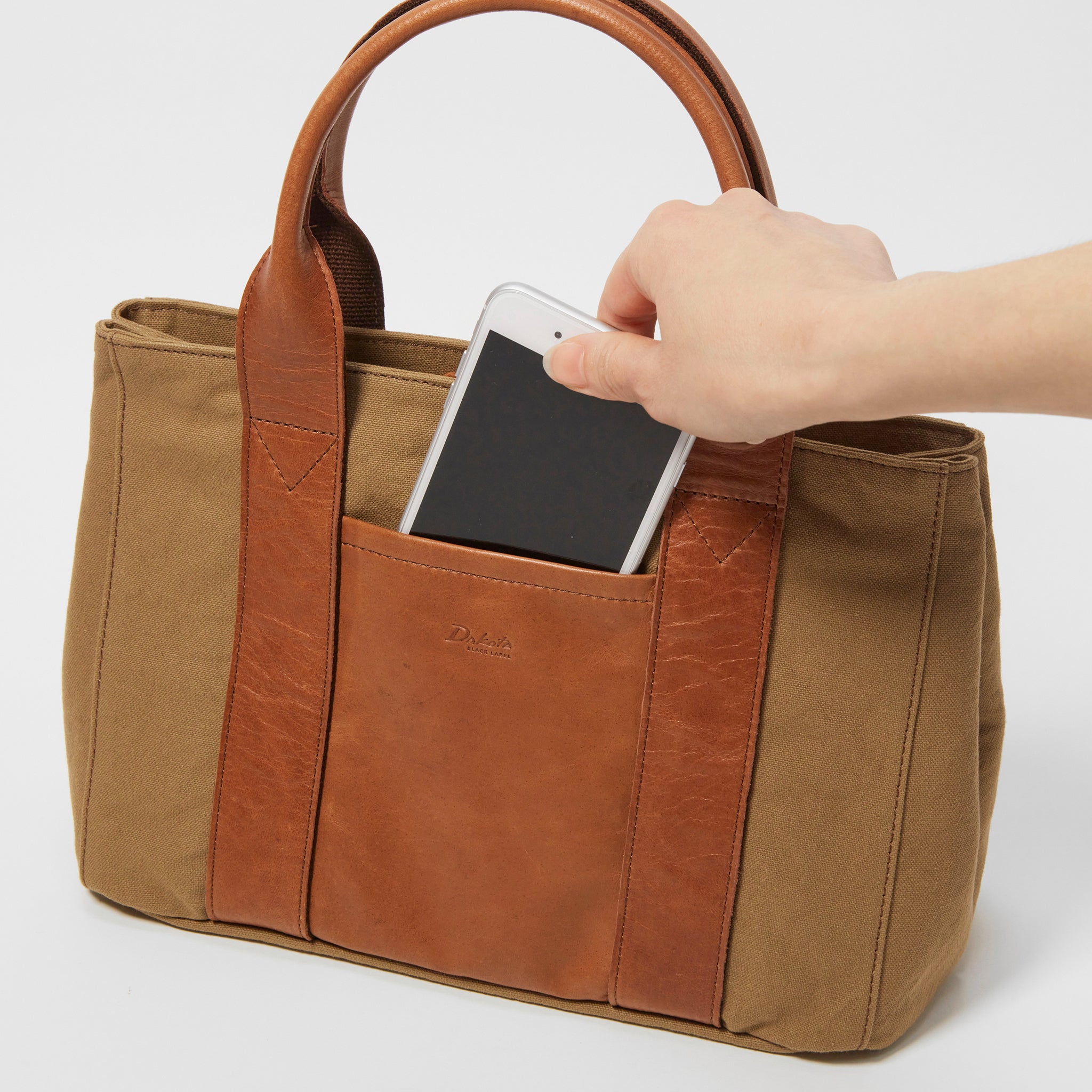 スマホの収納に便利な背面オープンポケット付き
