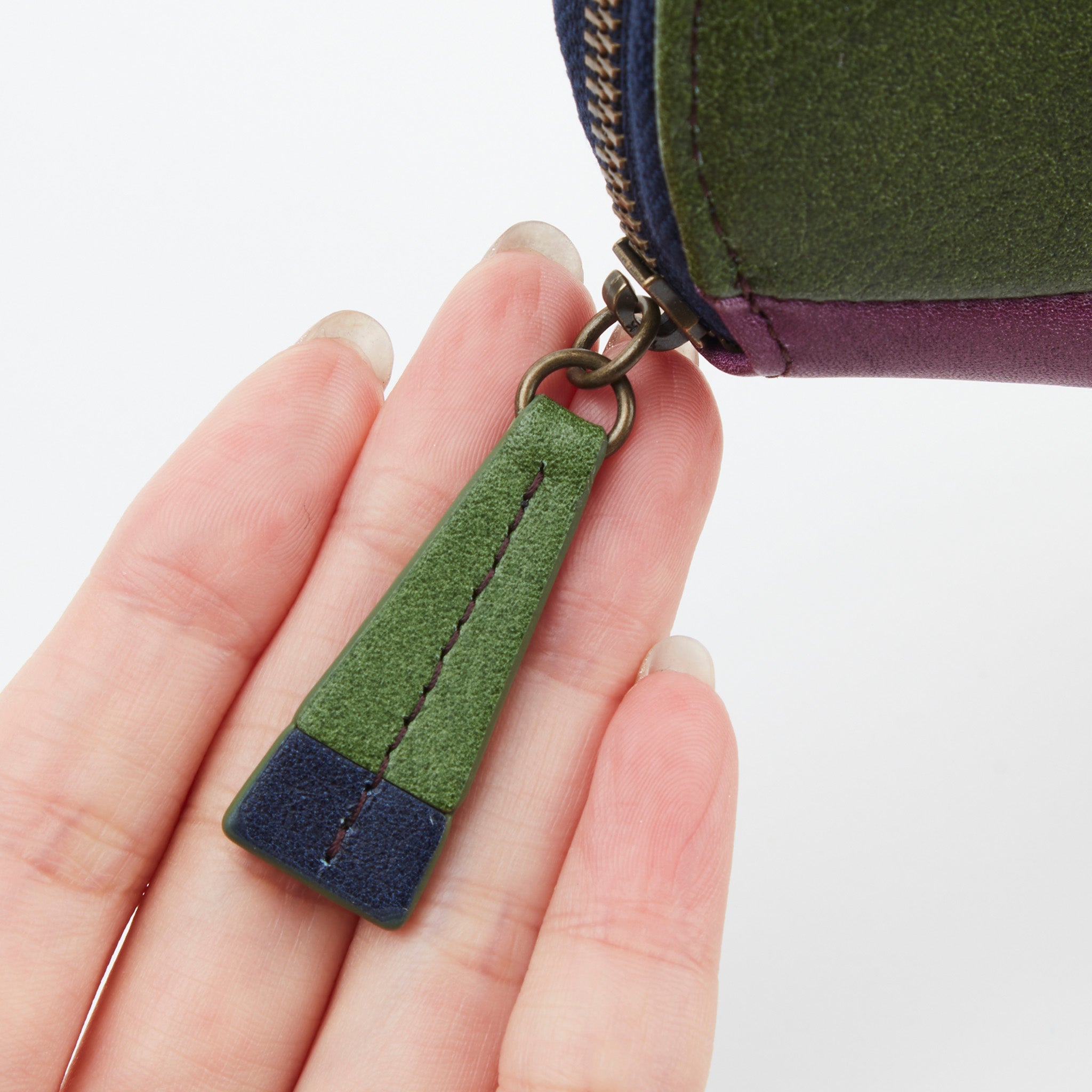 カミーノ　ラウンドファスナー二つ折り財布　5470501