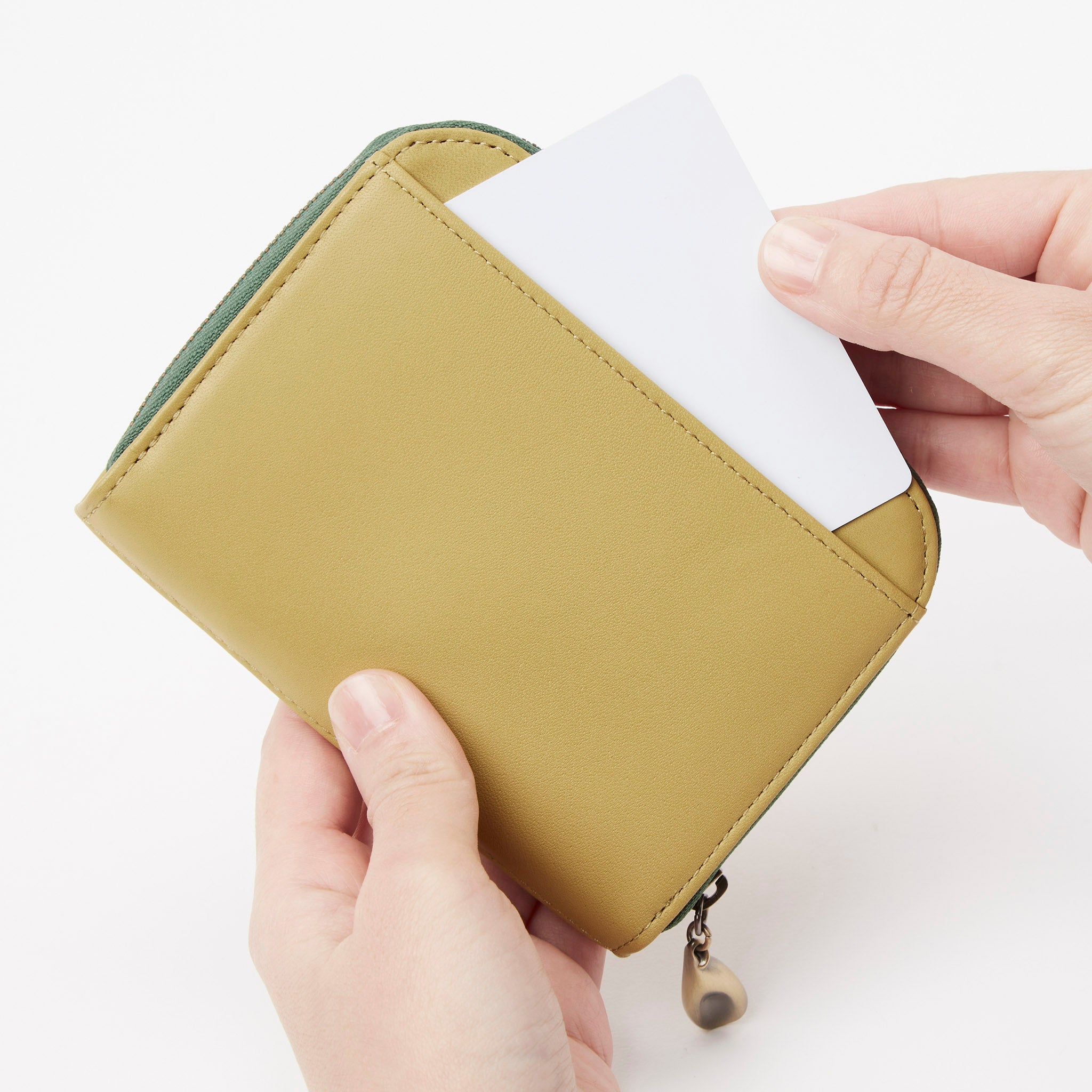 インビシブレ ラウンドファスナー二つ折り財布 5470570