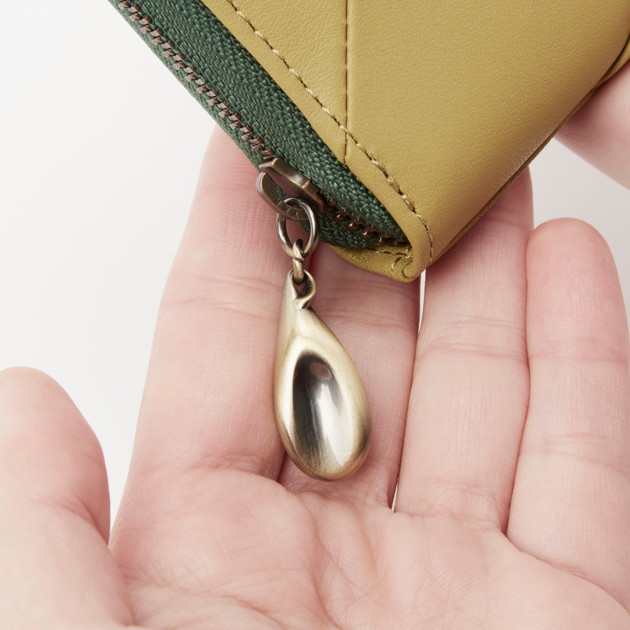 インビシブレ ラウンドファスナー二つ折り財布 5470570