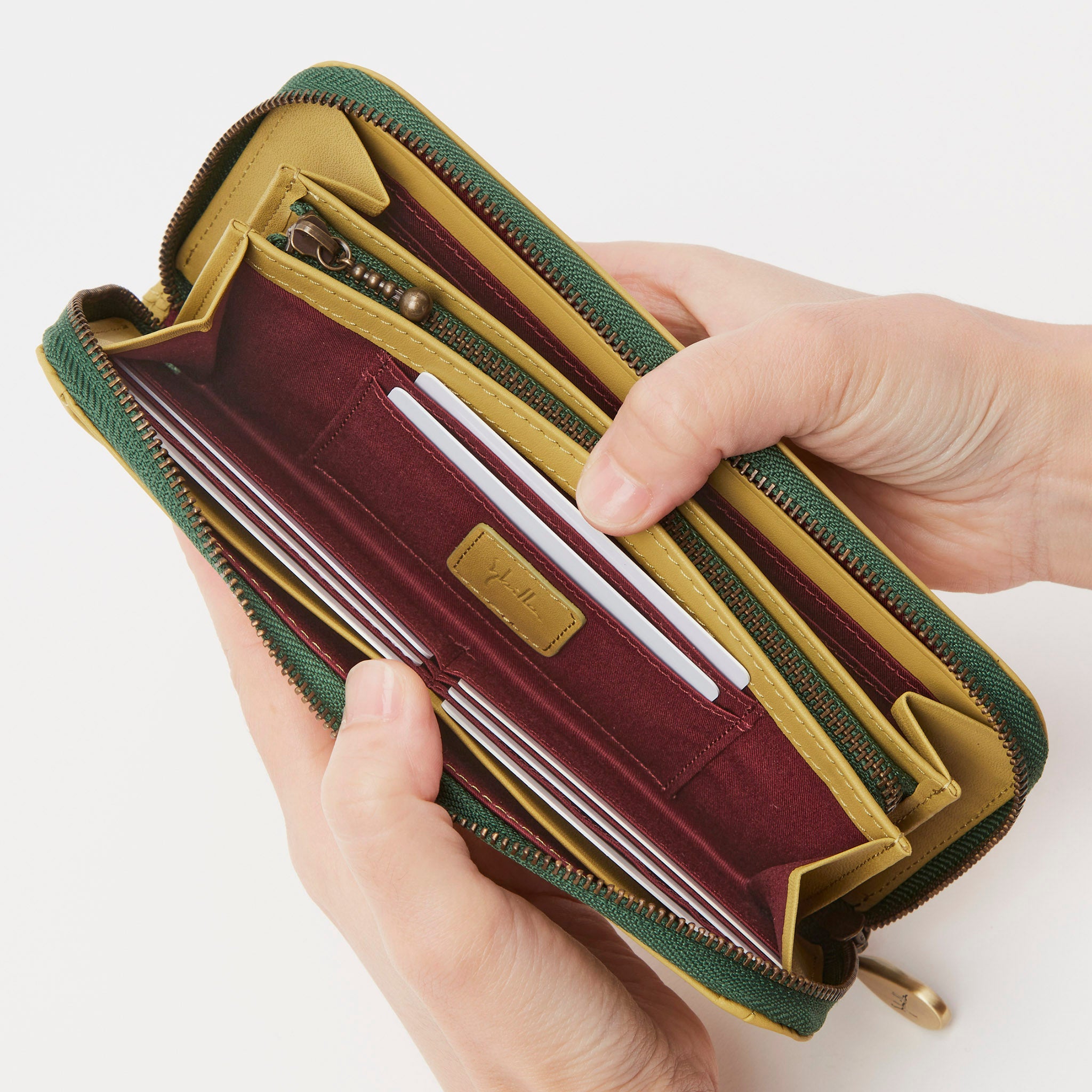 インビシブレ ラウンドファスナー長財布 5470573